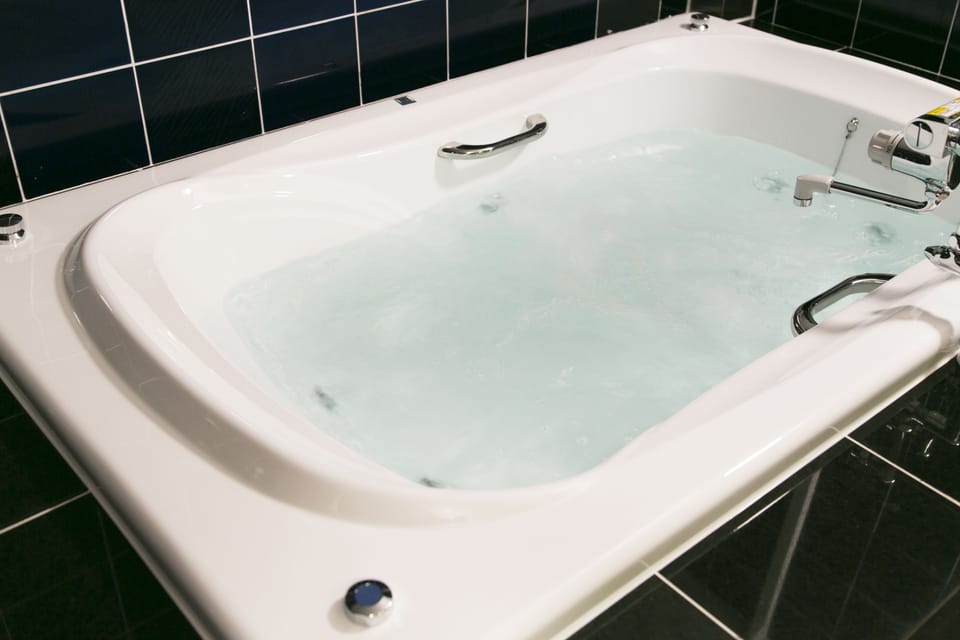 Jetted tub