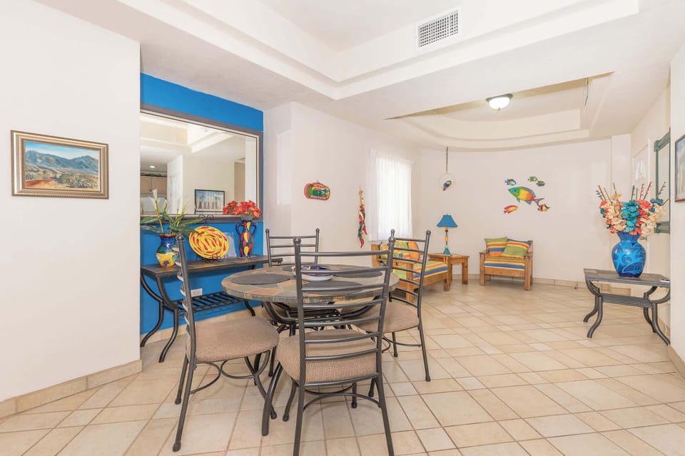 A welcoming space made for gathering! 🌴☀️ Enjoy family meals, games, and great memories together in this bright and spacious dining area! 🏖️💙