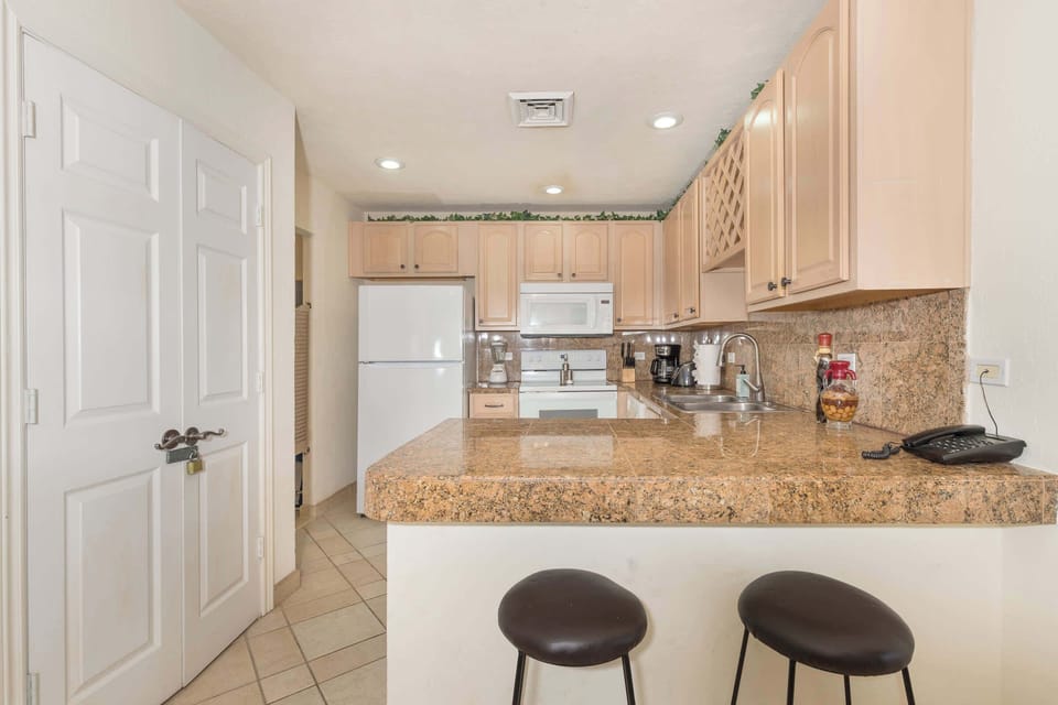 Cook, connect, and make memories! 🏡✨ This spacious kitchen is the perfect spot for morning coffee, casual meals, and enjoying time together! 🌴☀️