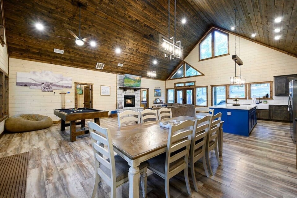From dining to billiards to the fireplace — your whole group stays entertained under one roof.