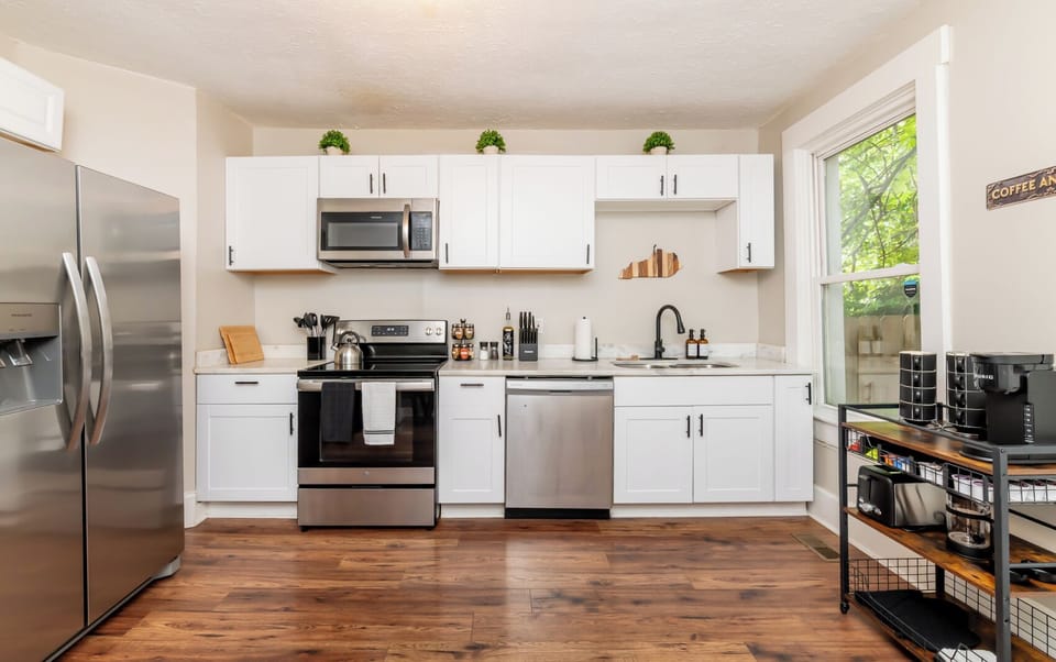Prepare healthy meals easily on the spacious white countertops. The clean white cabinets give the whole room a very fresh and airy feel.