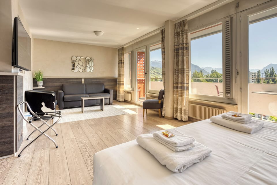 Junior Suite, Mountain View | Hypo-allergenic bedding, memory foam beds, minibar, in-room safe