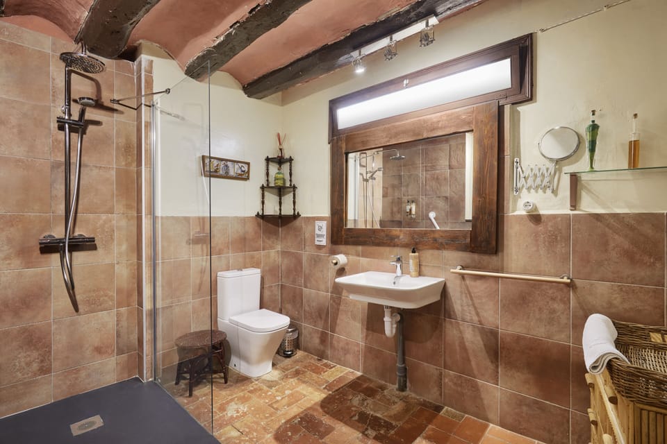 Shower, rainfall showerhead, free toiletries, hair dryer