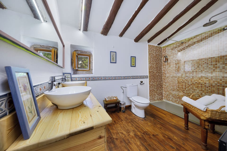 Shower, rainfall showerhead, free toiletries, hair dryer