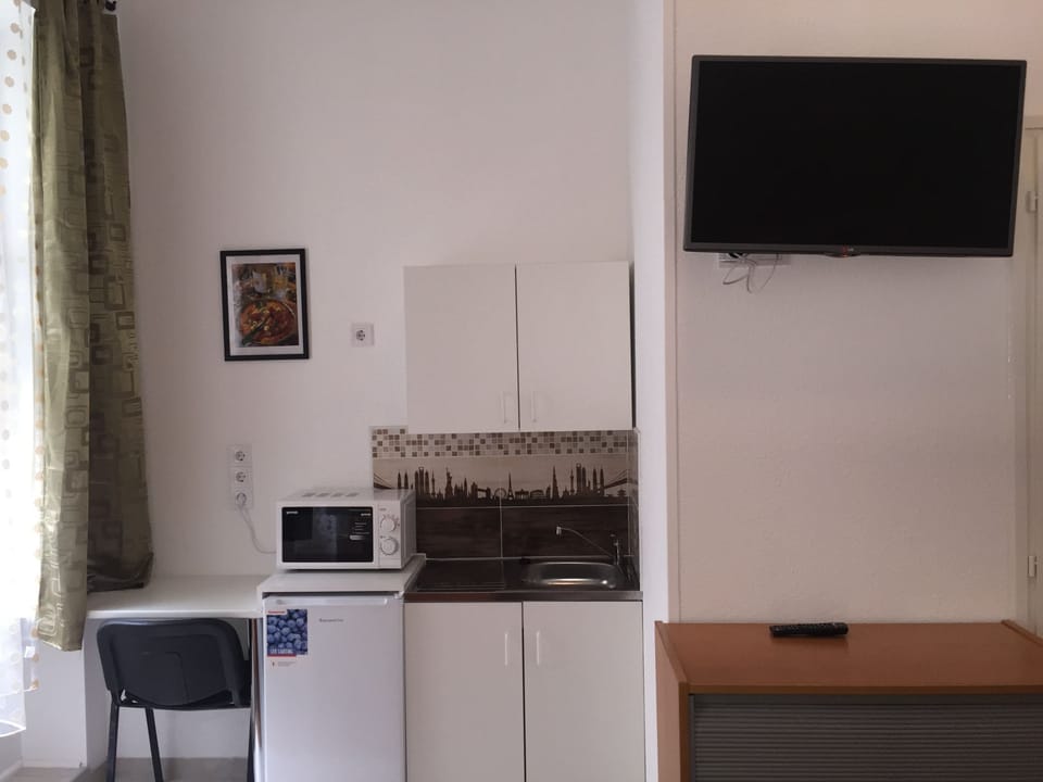 Classic Studio, Kitchenette | Desk, iron/ironing board, free WiFi