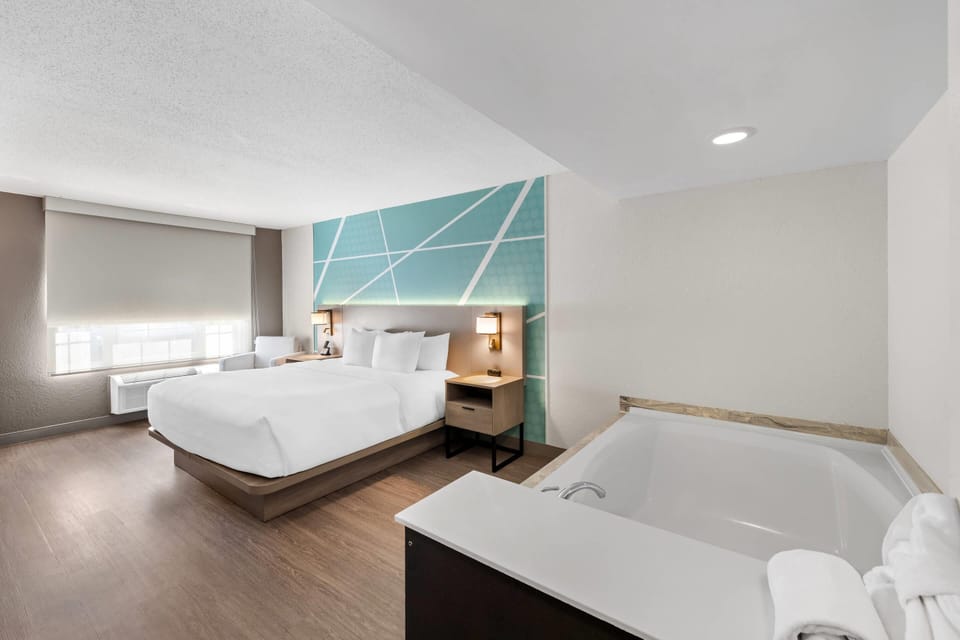 Room, 1 King Bed, Non Smoking (Upgrade) | Pillowtop beds, desk, iron/ironing board, cribs (free)