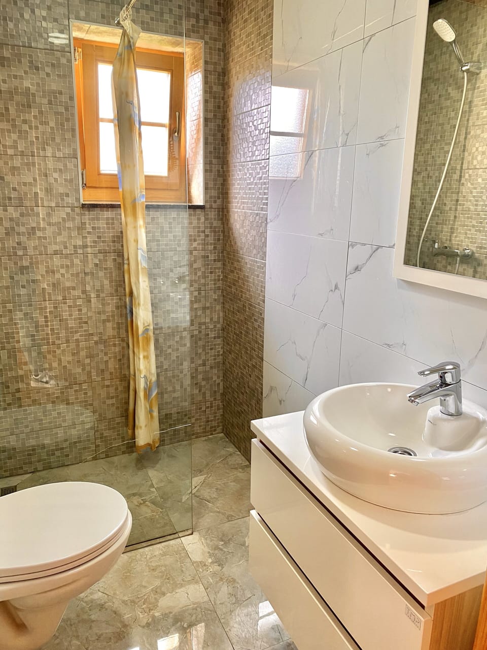 Shower, free toiletries, hair dryer, towels
