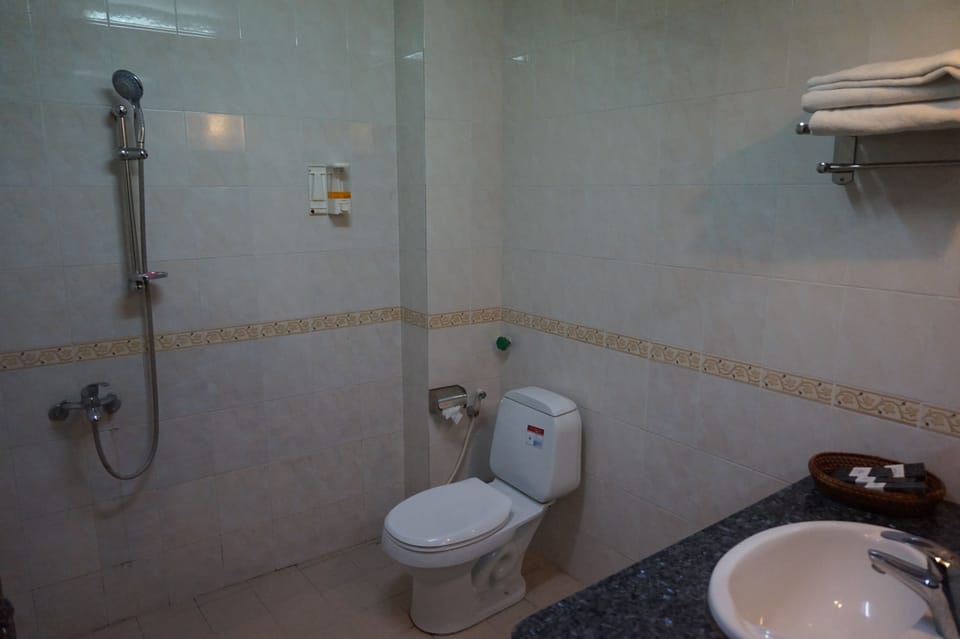 Twin Room | Bathroom | Shower, free toiletries, hair dryer, towels