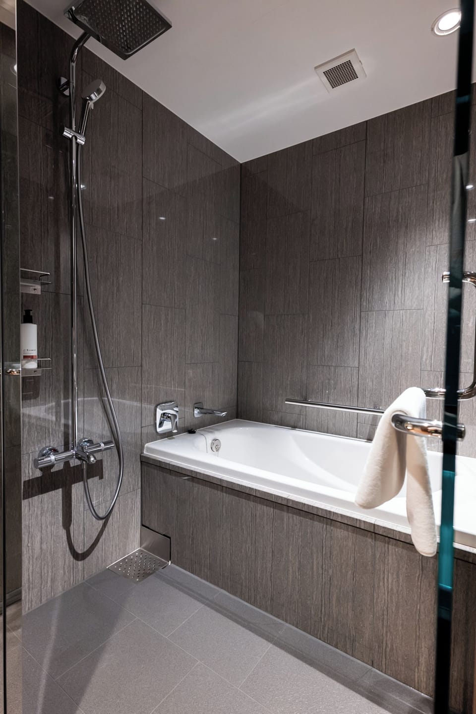 Superior Twin Room | Bathroom | Free toiletries, hair dryer, slippers, towels