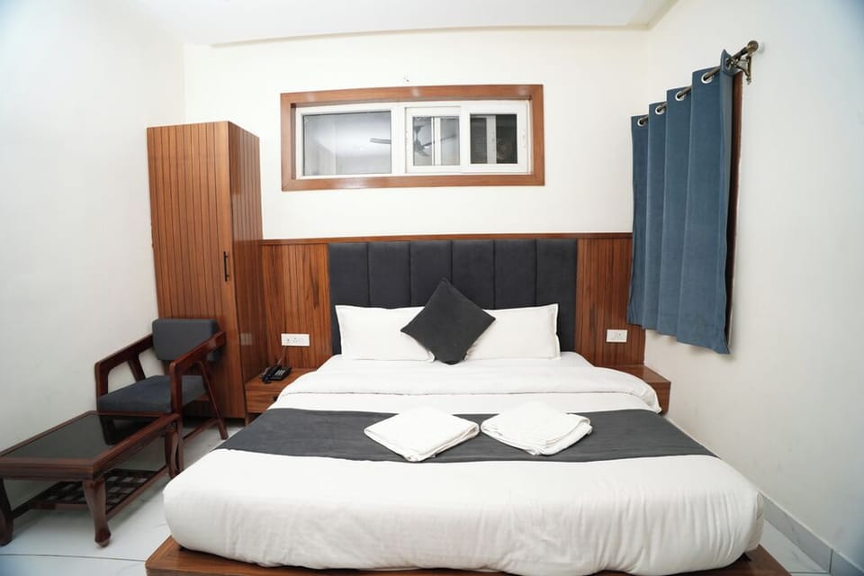 Standard Room | In-room safe, iron/ironing board, WiFi (free)