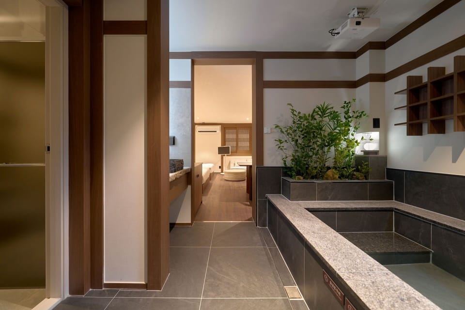 Signature Twin Room | Bathroom | Hair dryer, towels, shampoo, toilet paper