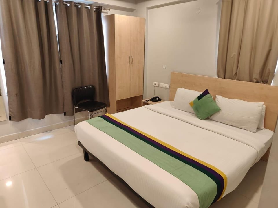 Standard Double Room | Desk