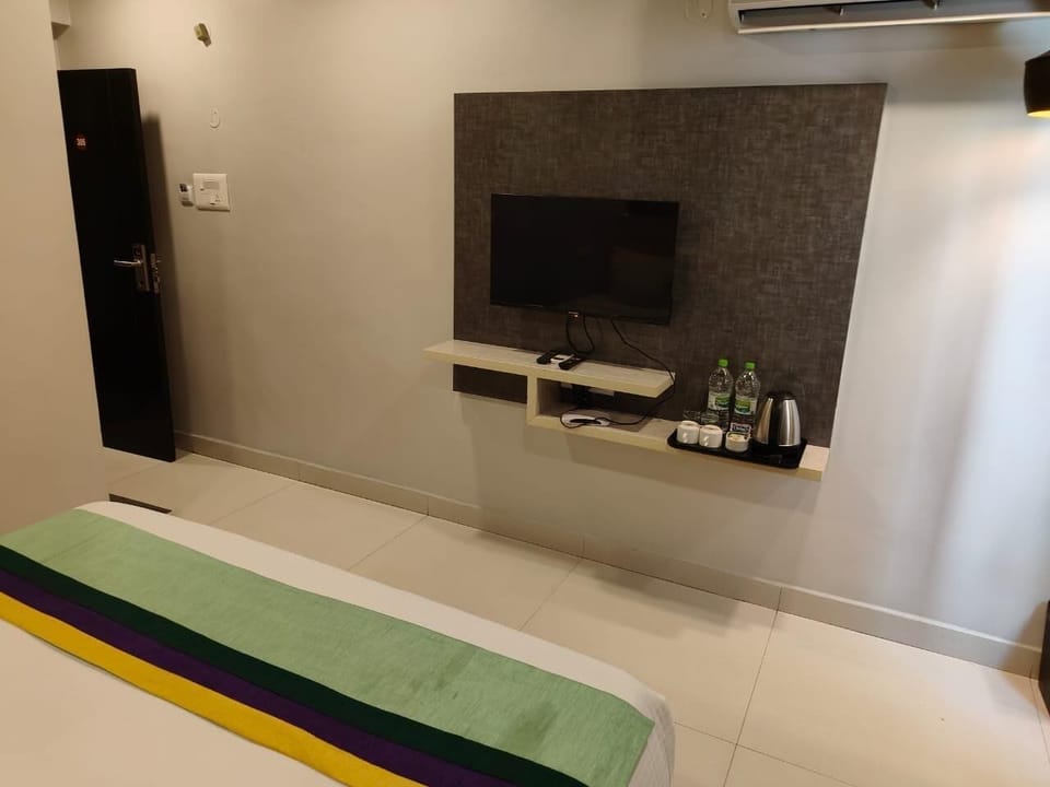 Standard Double Room | Desk