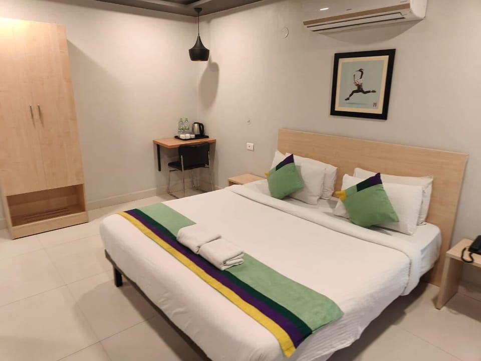 Standard Double Room | Desk