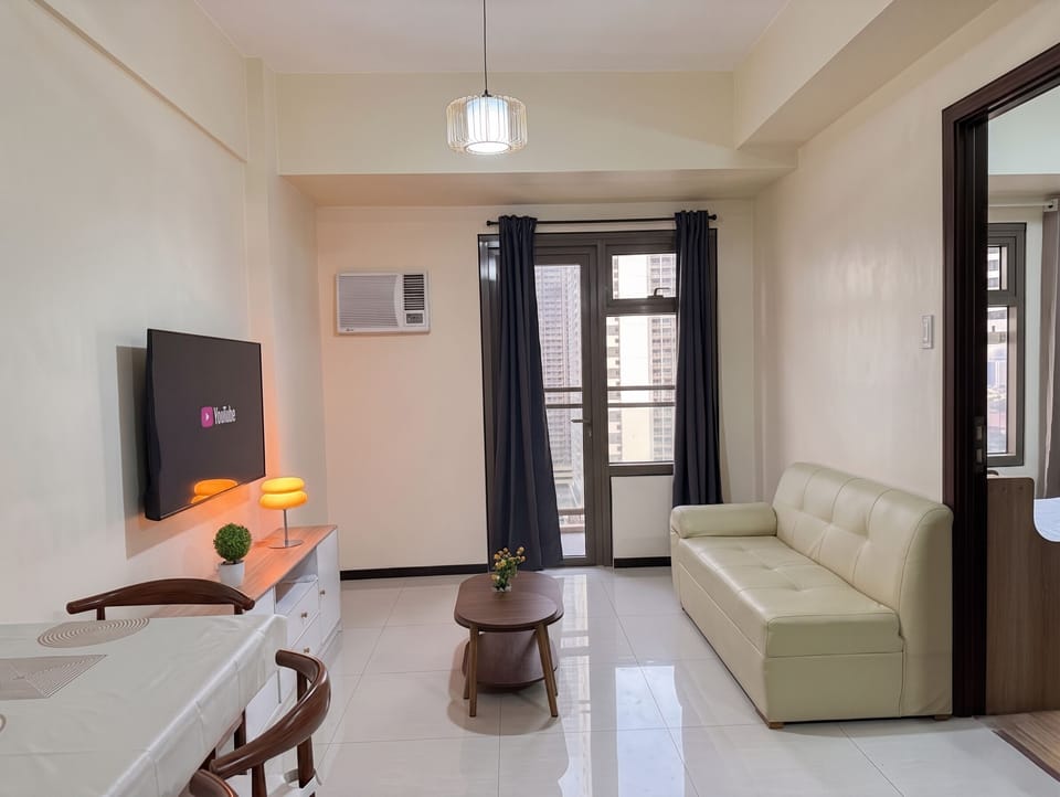 Premier Double Room, Balcony, City View | Living area