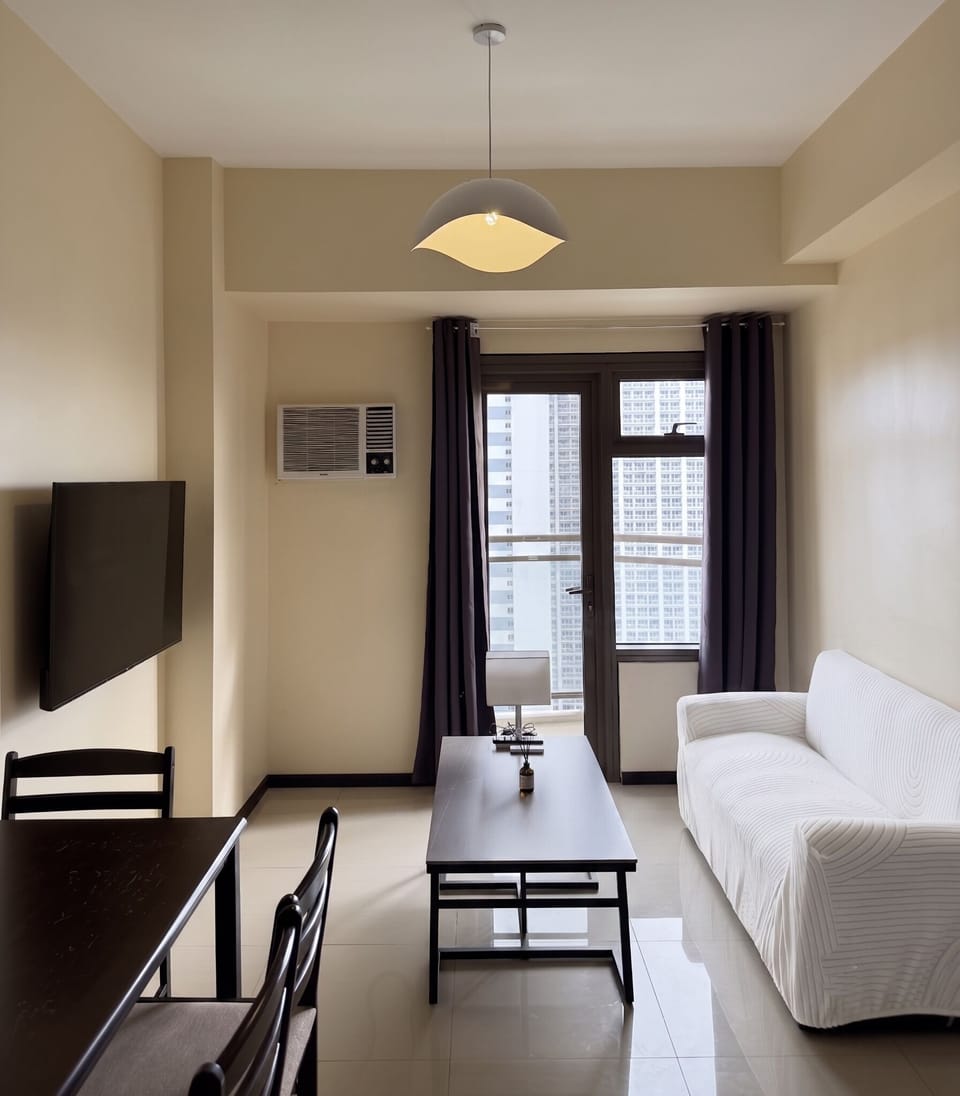 Premier Double Room, Balcony, City View | Living area