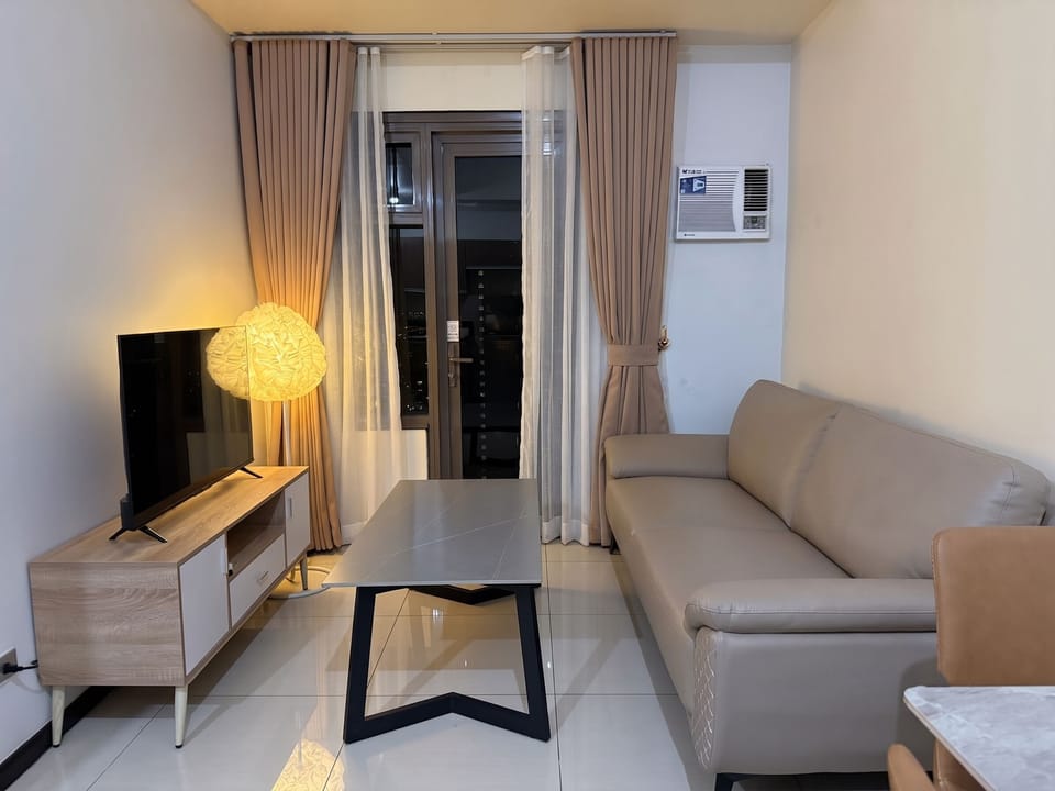 Premier Double Room, Balcony, City View | Living area