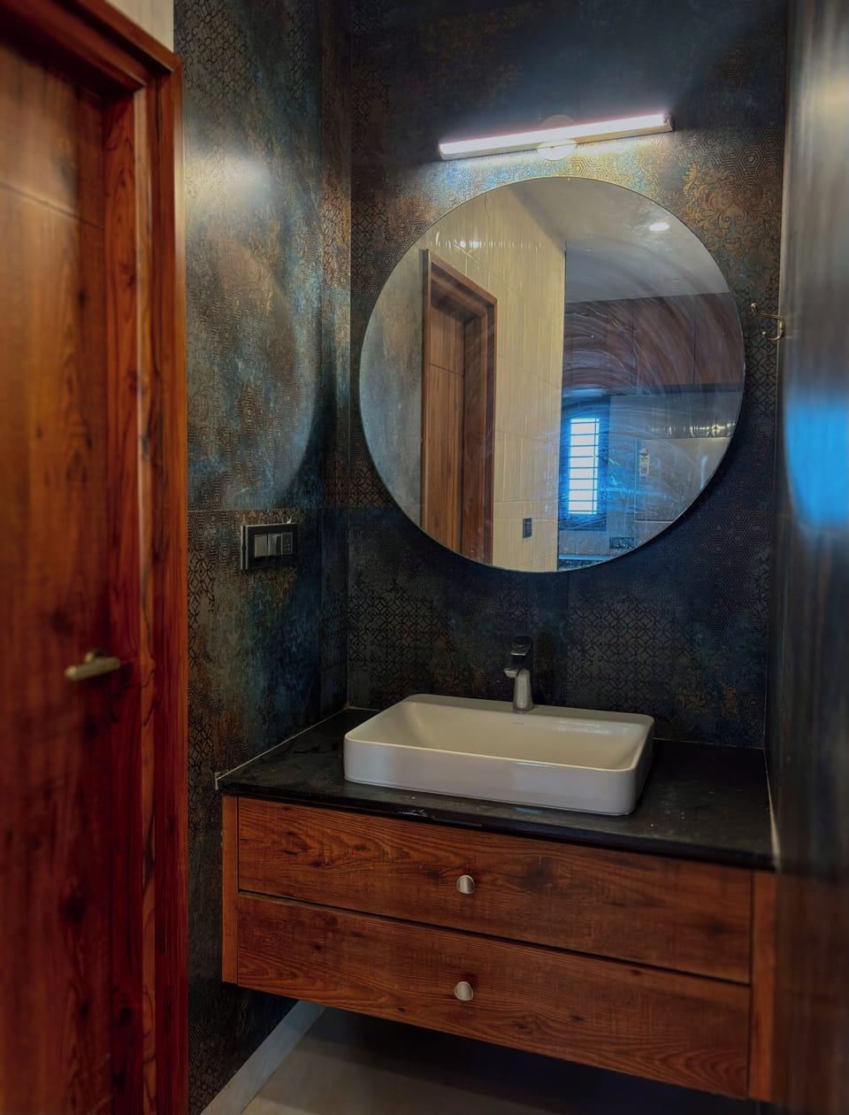 Classic Apartment | Bathroom | Shower, towels, soap, shampoo