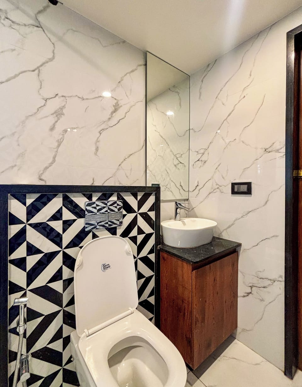 Classic Apartment | Bathroom | Shower, towels, soap, shampoo