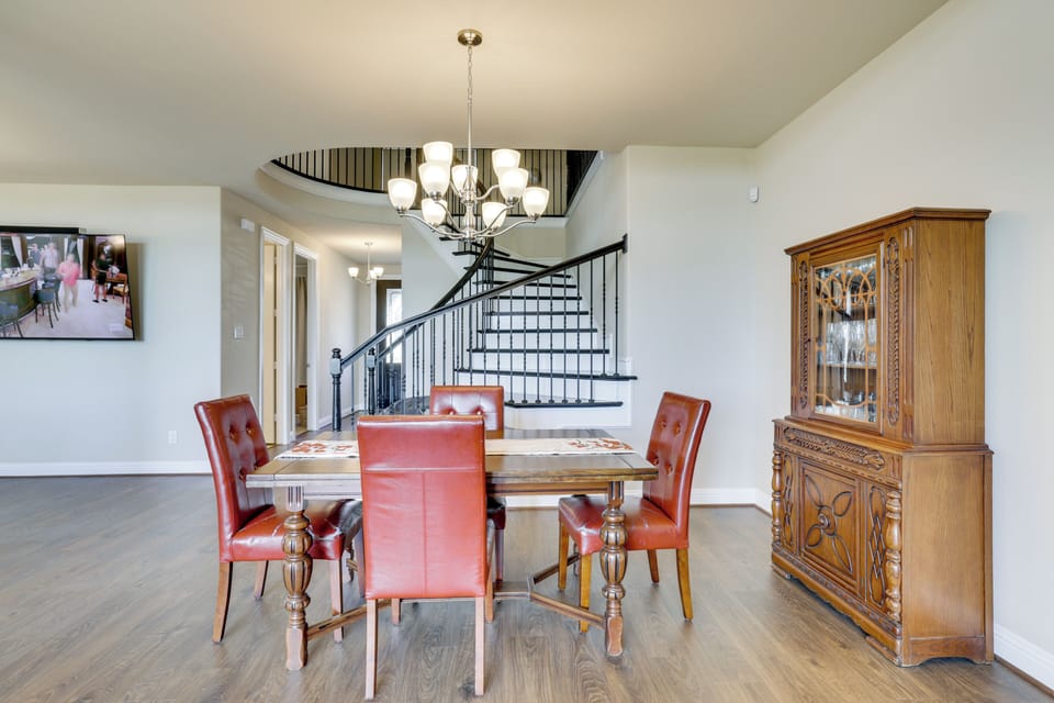 Dining Area | Dishware/Flatware Provided | 1st Floor