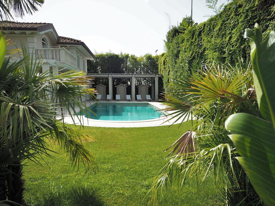 Autumn, Balcony / Terrace / Patio, Garden, Pool, Spring, Summer