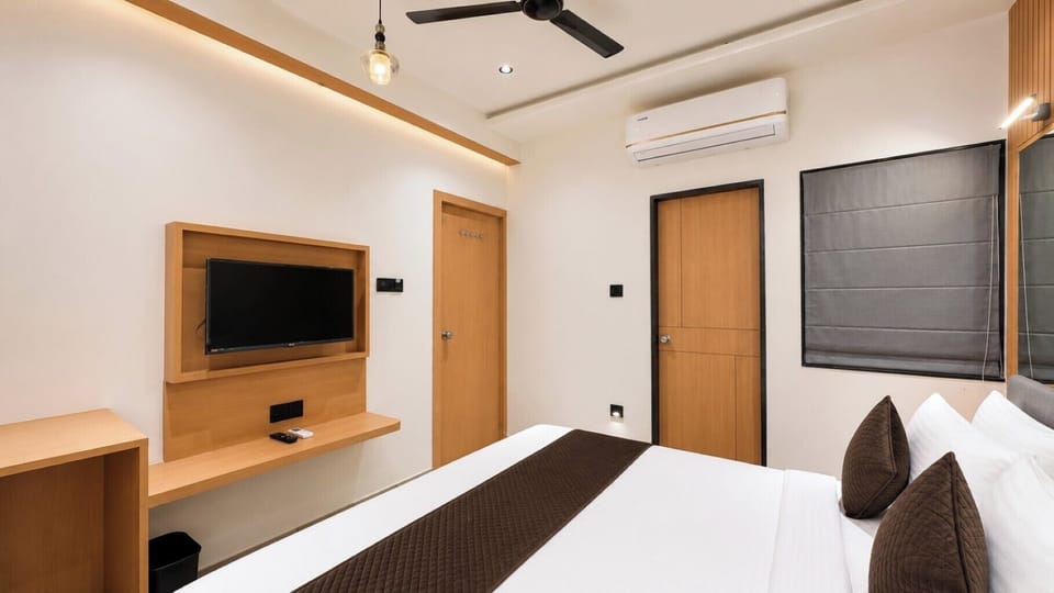 Deluxe Room | Iron/ironing board (on request), WiFi (free)
