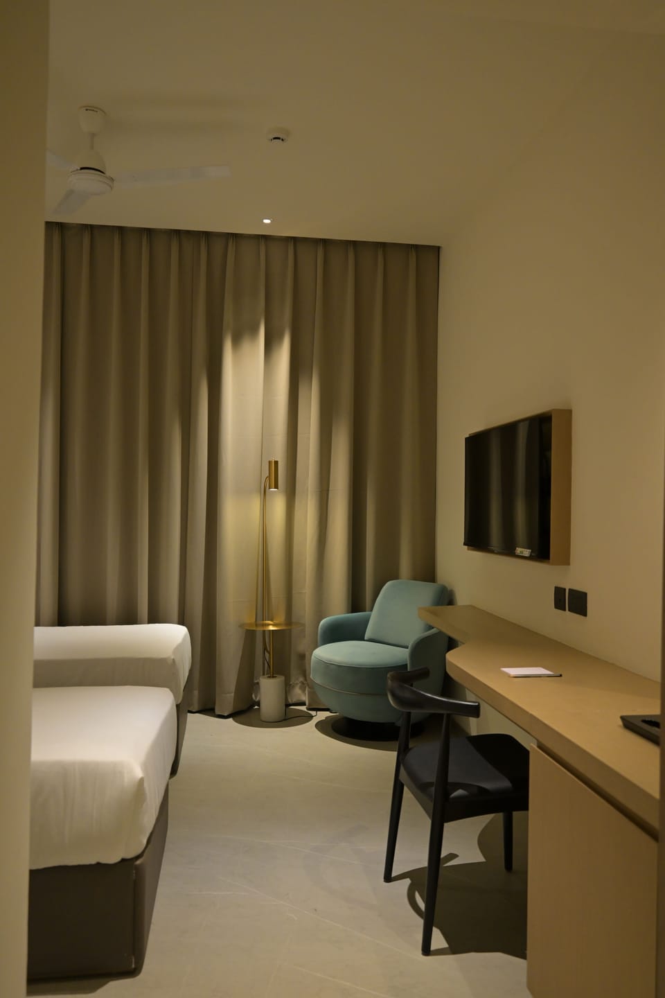 Deluxe Twin Room | Desk, laptop workspace, blackout drapes, iron/ironing board (on request)