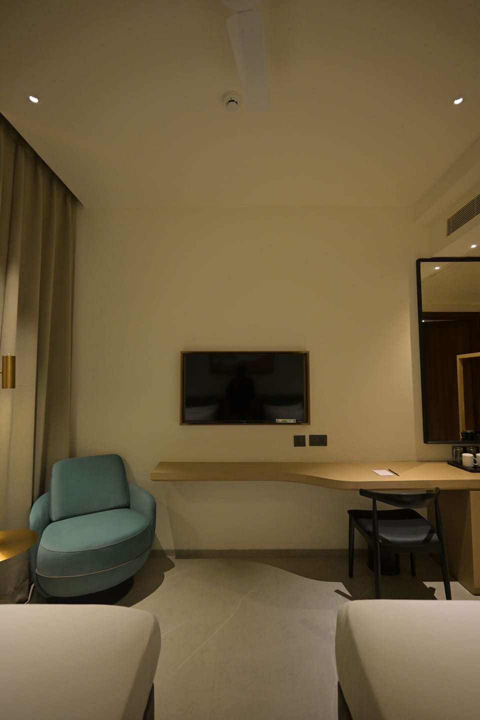Deluxe Twin Room | Desk, laptop workspace, blackout drapes, iron/ironing board (on request)