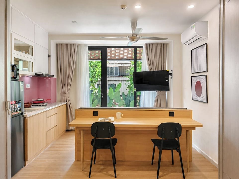 Superior Studio | Private kitchen | Fridge, microwave, stovetop, cookware/dishes/utensils