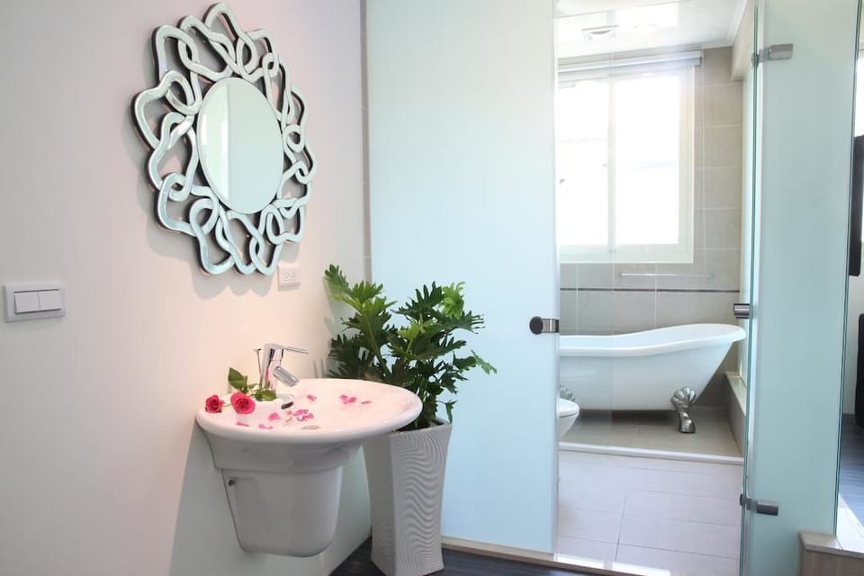 Double Room (Pink Cat) | Bathroom | Free toiletries, hair dryer, towels