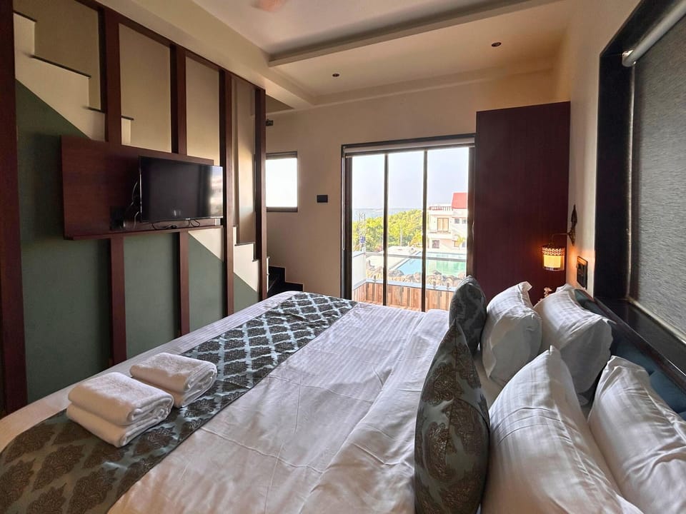 Deluxe Suite, Balcony, Sea View | In-room safe, soundproofing, iron/ironing board, WiFi (free)