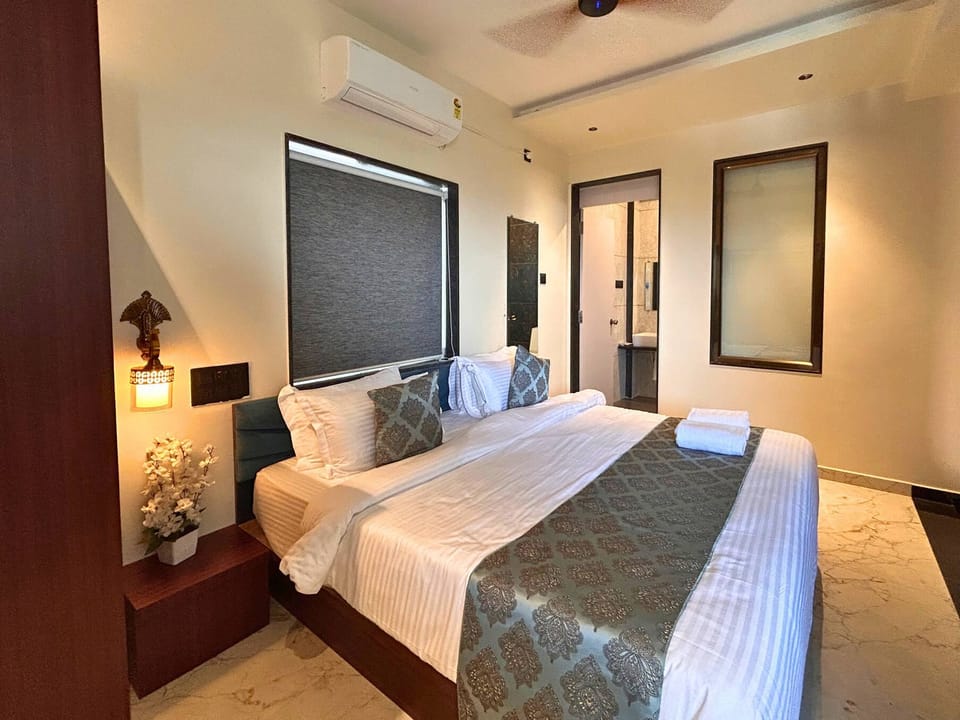 Deluxe Suite, Balcony, Sea View | In-room safe, soundproofing, iron/ironing board, WiFi (free)