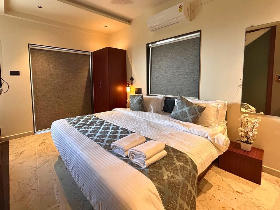 Deluxe Suite, Balcony, Sea View | In-room safe, soundproofing, iron/ironing board, WiFi (free)