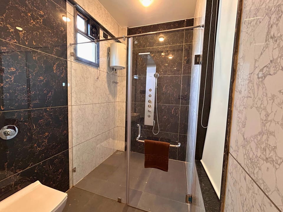 Deluxe Suite, Balcony, Sea View | Bathroom | Shower, hair dryer, towels, soap