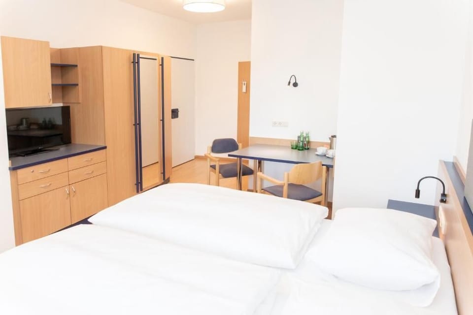 Double Room | Desk, WiFi (free), bed sheets