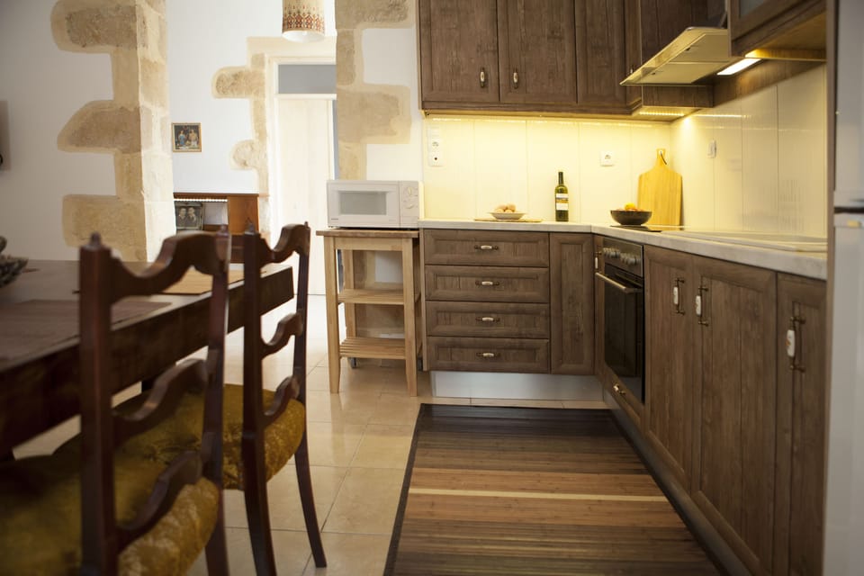 House, 1 Bedroom | Private kitchen | Fridge, microwave, oven, stovetop
