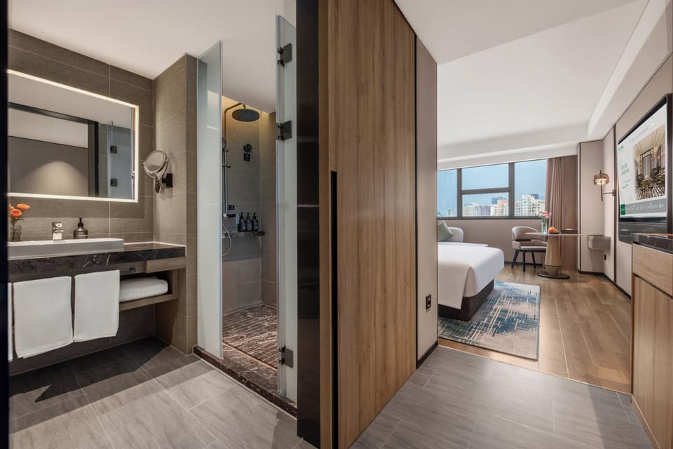 Business Double Room Single Use, City View | Bathroom | Shower, free toiletries, hair dryer, slippers