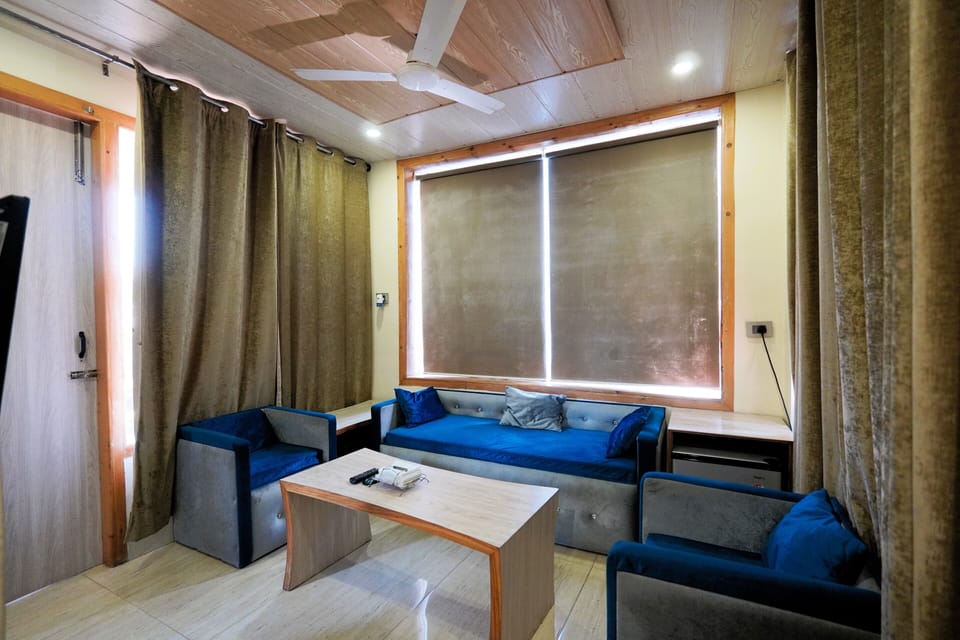 Deluxe Room, Mountain View | Living area