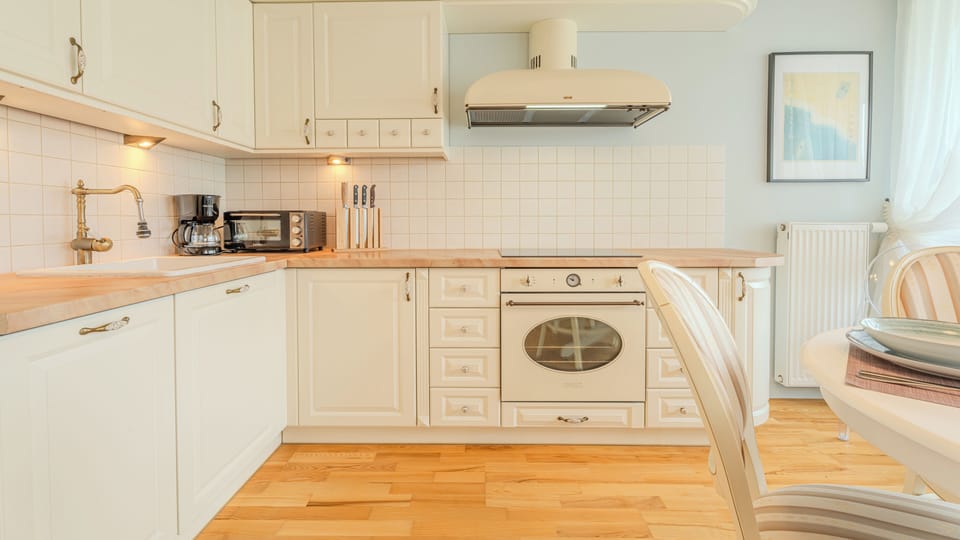 Apartment (423) | Private kitchen | Fridge, stovetop, electric kettle, cookware/dishes/utensils