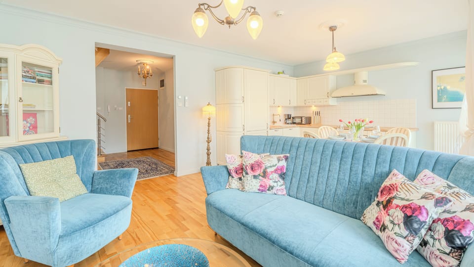 Apartment (423) | Living area | 30-inch flat-screen TV with digital channels