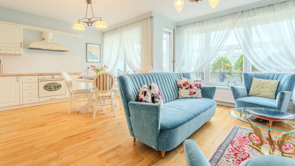 Apartment (423) | Living area | 30-inch flat-screen TV with digital channels
