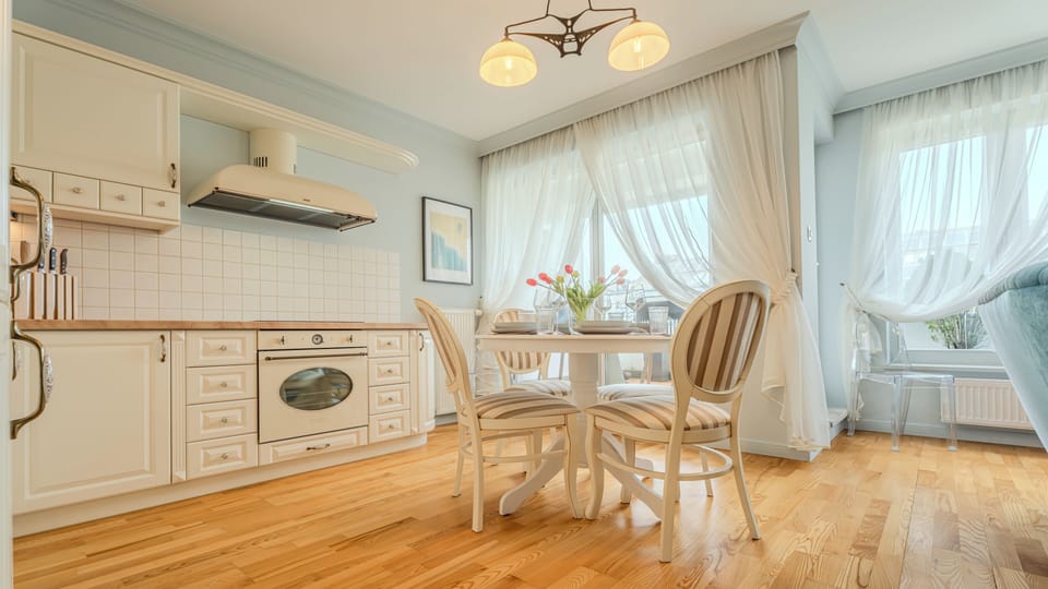 Apartment (423) | Living area | 30-inch flat-screen TV with digital channels