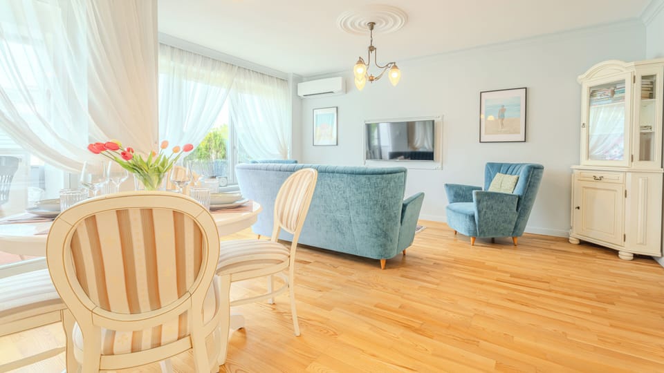 Apartment (423) | Living area | 30-inch flat-screen TV with digital channels
