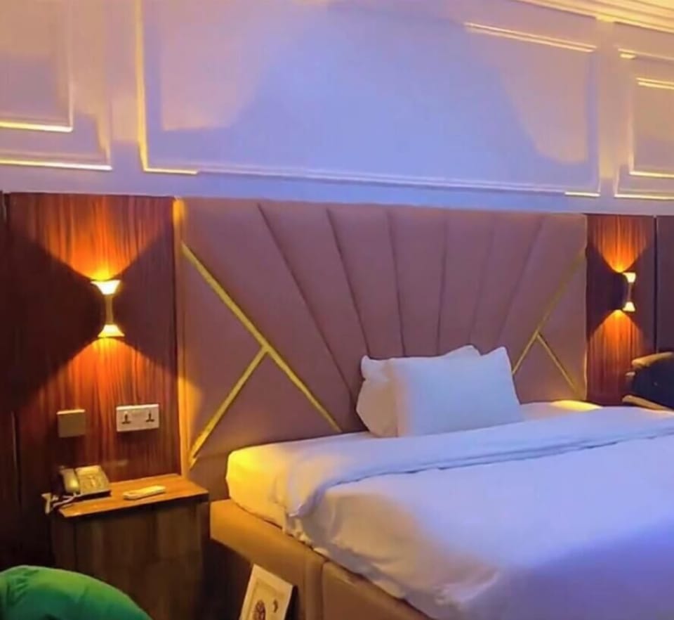 Executive Double Room | Desk, laptop workspace, bed sheets