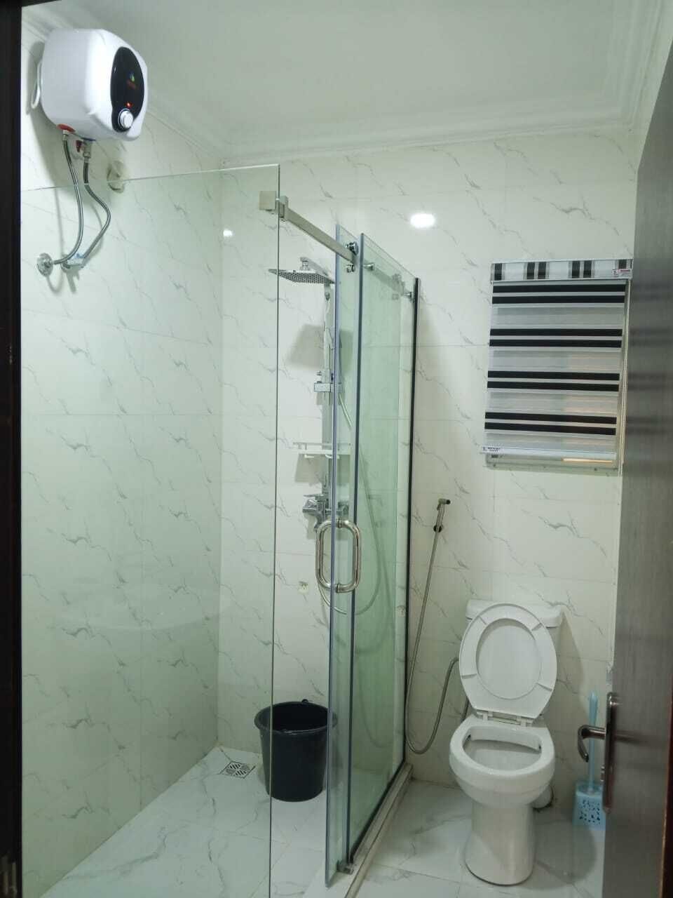 Executive Room | Bathroom | Bathrobes, towels, soap, toilet paper