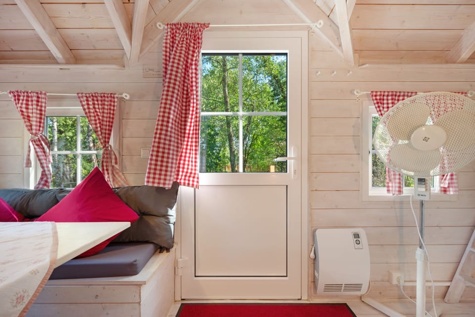 Silberhütte am Silbersee – Cozy Camping Cabin by the Lake Near Freiburg Campground/ 
RV Resort in Freiburg