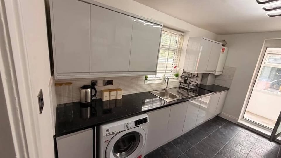 House, 3 Bedrooms | Laundry