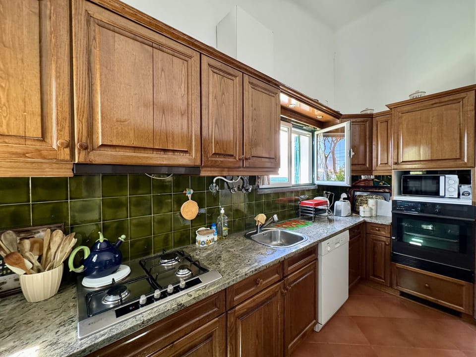 Coffee/tea maker, microwave, dishwasher