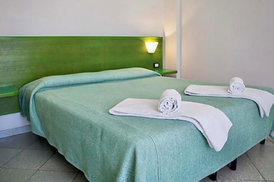 Desk, cribs (free), WiFi (free), bed sheets