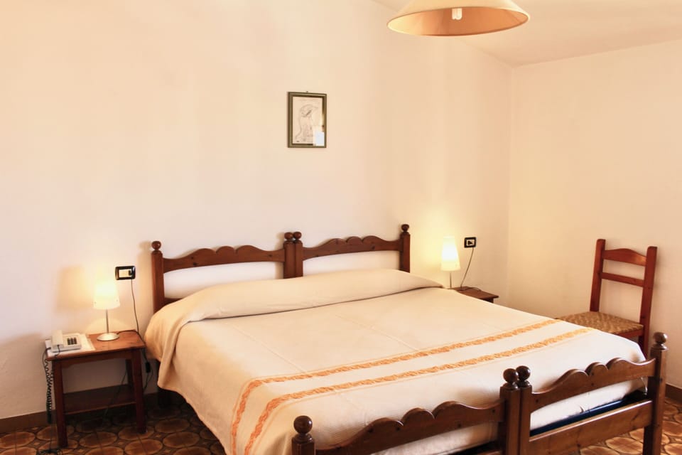 Classic Double Room | Desk, cribs (free), WiFi (free), bed sheets